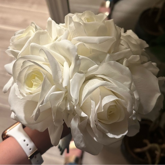 Real Touch Rose Flowers - 7 per pack - Picture 2 of 2